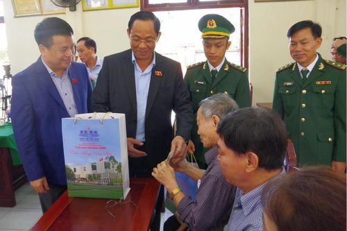 Phó Chủ tịch Quốc hội Trần Quang Phương thăm, chúc Tết cán bộ, chiến sĩ Đồn Biên phòng Bình Thạnh