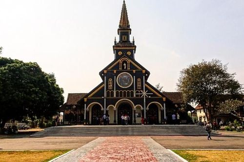 Kiến trúc độc đáo nhà thờ gỗ Kon Tum hớp hồn du khách