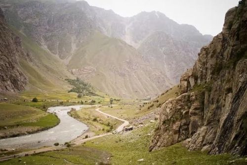 Bốn người may mắn sống sót trong vụ máy bay Nga rơi ở Afghanistan