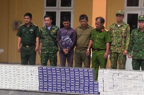 Đồng Tháp: Bắt giữ đối tượng vận chuyển 3.500 gói thuốc lá lậu