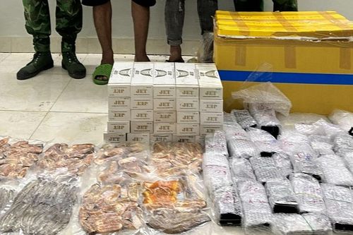 An Giang: Bắt đối tượng buôn lậu số lượng lớn màn hình máy tính bảng, điện thoại di động và thuốc lá