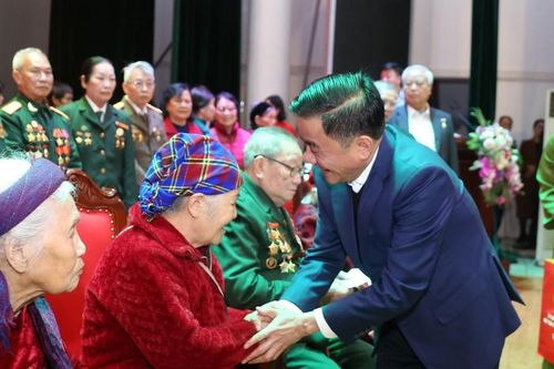Chủ nhiệm Ủy ban Kiểm tra Trung ương Trần Cẩm Tú thăm, tặng quà Tết tại Lào Cai