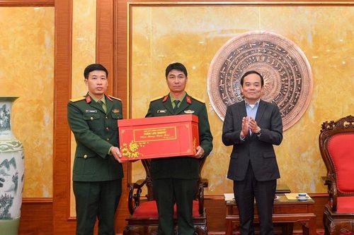 Phó Thủ tướng Trần Lưu Quang làm việc và chúc Tết cán bộ, chiến sỹ Trung đoàn 50,