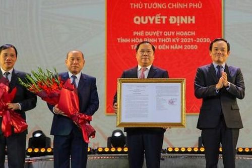 Phó Thủ tướng Trần Lưu Quang trao quyết định phê duyệt quy hoạch tỉnh Hòa Bình