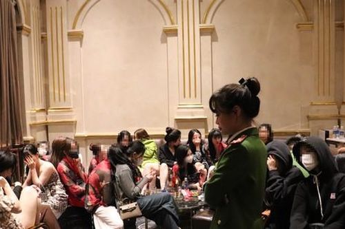 Hà Nội: Cảnh sát test ma túy với hơn 230 người có mặt tại quán karaoke lúc rạng sáng