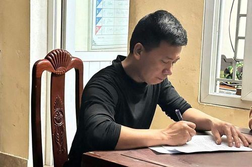 Tài xế ô tô tông CSGT để bỏ chạy khi gặp chốt đo nồng độ cồn là quân nhân