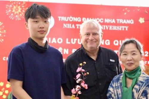 Sinh viên nước ngoài hào hứng tìm hiểu Tết Việt