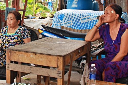 Chuyện về 2 người phụ nữ sống giữa nghĩa trang Bình Hưng Hòa