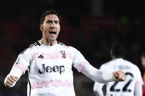 Vlahovic đưa Juventus lên đỉnh bảng Serie A