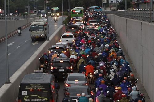 Hà Nội mưa rét 'cắt da cắt thịt', người dân chật vật vượt tắc đường