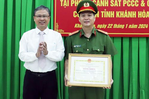 Giải cứu 4 du khách gặp nạn, Công an Khánh Hòa được Chủ tịch tỉnh khen thưởng