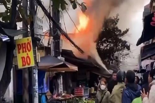Cảnh sát phá tường để chữa cháy ngôi nhà ở Hà Nội