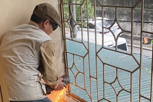 Cảnh sát PCCC Hà Nội 'đi từng nhà' vận động cắt lồng sắt, mở lối thoát nạn
