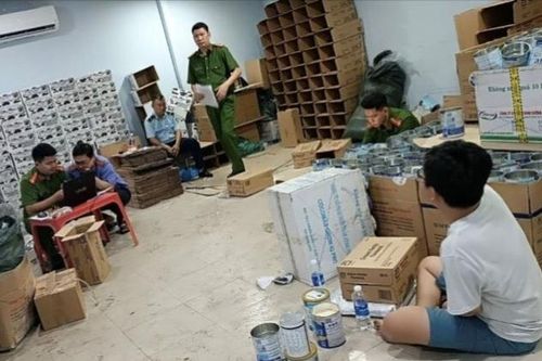 Bắt quả tang Công ty sản xuất 'sữa bột giả' quy mô lớn
