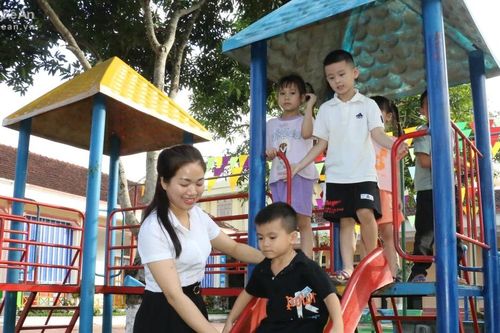 Nhận quà Tết ít ỏi, nhiều giáo viên vẫn trích lương để lo Tết cho học sinh nghèo