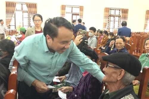 Trao quà Tết cho người nghèo tại huyện Nghi Lộc và Con Cuông