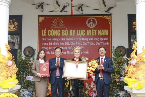 Hệ thống cửa võng độc đáo Phủ Tiên Hương xác lập kỷ lục Việt Nam