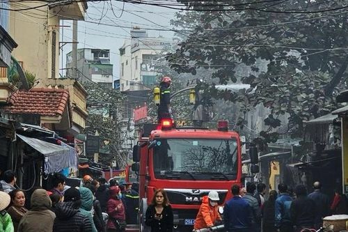 Hà Nội: Cháy nhà gần chợ Nhổn khiến nhiều người hoảng hốt