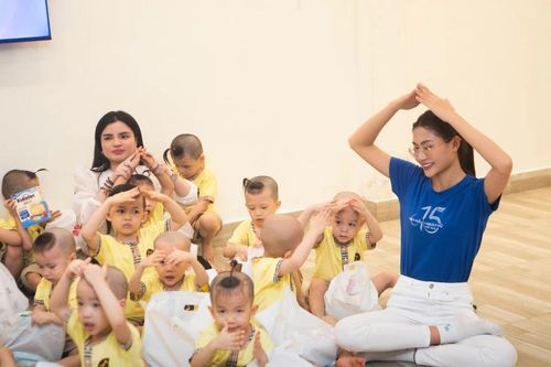 Top 2 Hoa hậu Hoàn vũ Việt Nam trao quà Tết cho các em nhỏ Mái ấm Chúc Từ