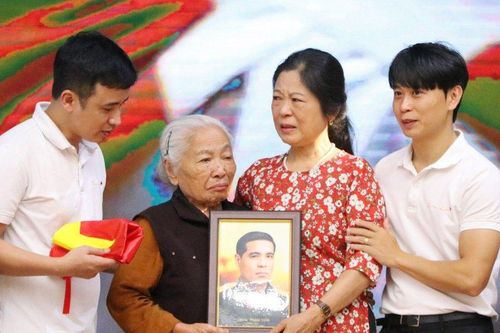 Phục dựng và trao hơn 100 chân dung liệt sỹ tới tận tay thân nhân