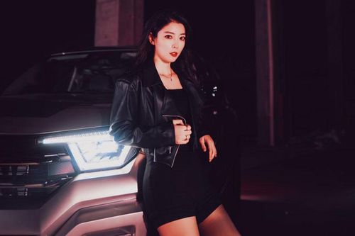 Vẻ cá tính của người mẫu bên xe SUV địa hình