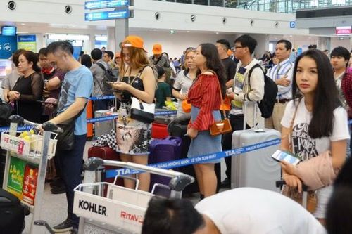 Hành khách đến sân bay làm thủ tục sớm trong dịp cao điểm Tết Nguyên đán