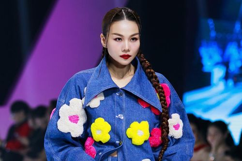 Siêu mẫu Thanh Hằng bị sốt vẫn catwalk đầy thần thái, khiến 'đàn em' phải ngưỡng mộ vì điều này