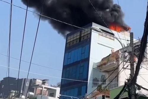 TP. Hồ Chí Minh: Cháy dữ dội tại công ty trang sức, hàng chục nhân viên tháo chạy