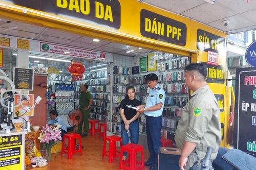 Bến Tre: Thu giữ gần 1.000 sản phẩm phụ kiện điện thoại vi phạm
