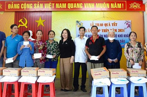 Trao 200 phần quà Tết cho hộ nghèo, cận nghèo, khó khăn ở Châu Phú