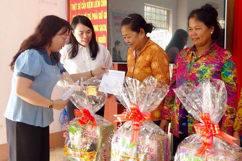 UBMTTQVN tỉnh An Giang tặng 100 phần quà Tết cho hộ nghèo huyện Tri Tôn