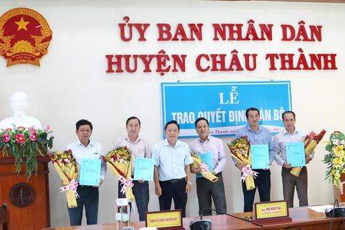 UBND huyện Châu Thành trao quyết định điều động, bổ nhiệm cán bộ