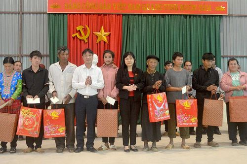 Đoàn ĐBQH tỉnh tặng quà 200 hộ nghèo huyện Điện Biên Đông
