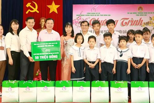 Phó chủ tịch UBND tỉnh Nguyễn Sơn Hùng tặng quà Tết tại Trung tâm Công tác xã hội tỉnh