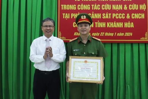 Chủ tịch UBND tỉnh Khánh Hòa khen thưởng đột xuất lực lượng cứu nạn kịp thời giải cứu 4 du khách