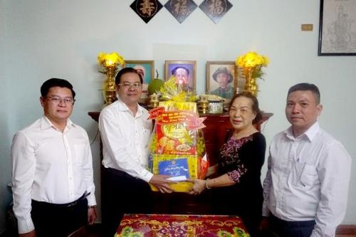 Ông Trần Mạnh Dũng thăm, tặng quà Tết gia đình các cán bộ chủ chốt của tỉnh đã từ trần