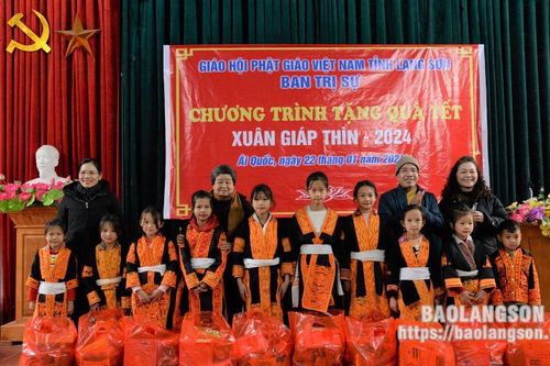 Ban Trị sự Giáo hội Phật giáo tỉnh tặng hơn 150 suất quà tết cho học sinh có hoàn cảnh khó khăn trên địa bàn xã Ái Quốc, huyện Lộc Bình