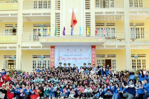 Nhiều phần quà ý nghĩa dành tặng học sinh, người dân trong tỉnh
