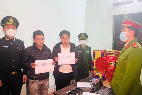 Bắt 2 đối tượng mua bán pháo trái phép