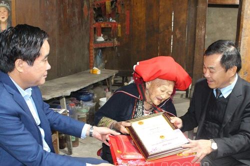 Trưởng Ban Tổ chức Tỉnh ủy thăm và chúc tết tại thị xã Sa Pa