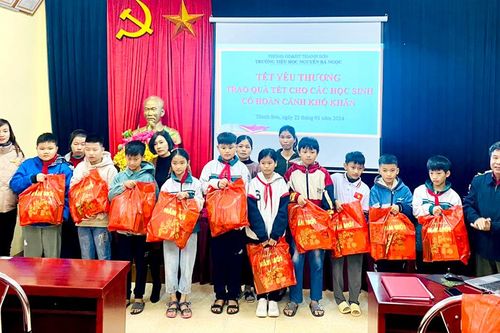 Trao tặng quà Tết cho học sinh có hoàn cảnh khó khăn