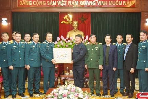 Bộ Tư lệnh Quân chủng Phòng không - Không quân chúc tết tỉnh Sơn La