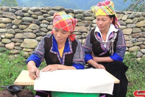 Lưu giữ nét văn hóa vẽ sáp ong trên vải