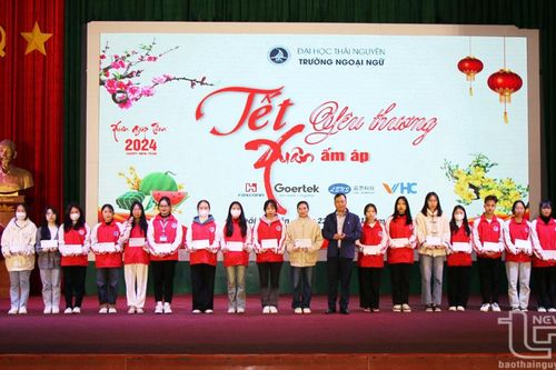 Trường Ngoại ngữ (Đại học Thái Nguyên): Trao 160 suất quà cho sinh viên có hoàn cảnh khó khăn