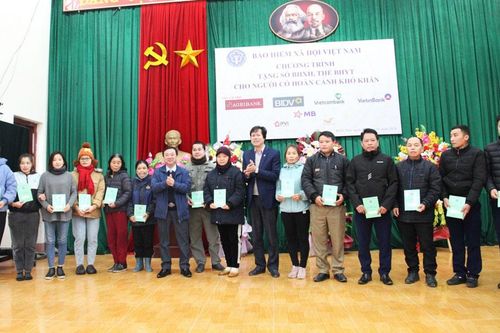 Tặng sổ bảo hiểm xã hội cho người dân khó khăn
