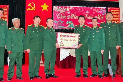 Chúc tết các đơn vị quân đội trên tuyến biên giới A Lưới