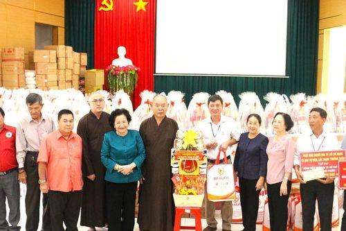 Đoàn Phật giáo người Hoa tại TP.HCM tặng quà đến đội ngũ y bác sĩ bệnh viện Nhân Ái (Bình Phước)