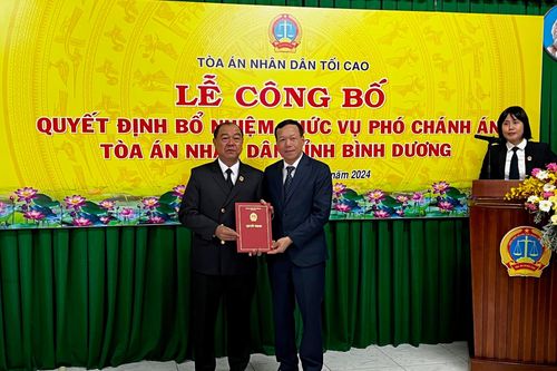 Trao quyết định bổ nhiệm chức vụ Phó Chánh án TAND tỉnh Bình Dương