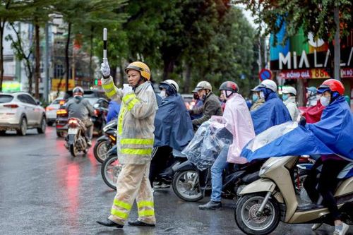 Hà Nội chuyển rét đậm, CSGT cắm chốt chống ùn tắc từ mờ sáng