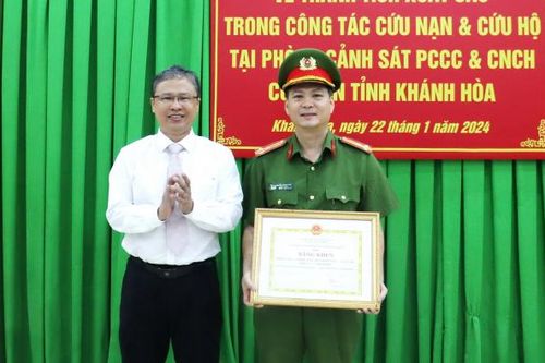 Khen thưởng tổ Cảnh sát giải cứu nhóm du khách mắc kẹt trong thang máy